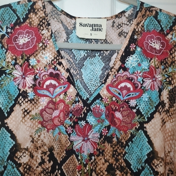 SAVANNA JANE Embroidered and Colorful Snake Print 3/4 Angel Sleeve Top Sz SMALL - Picture 3 of 9